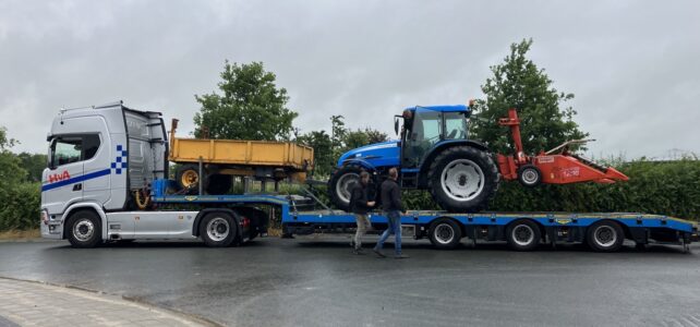 Tractor en hakselaar zijn op weg naar Albanië