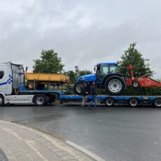 Tractor en hakselaar zijn op weg naar Albanië